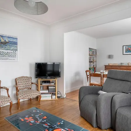 Grande Brevinoise Dans Les Pins *